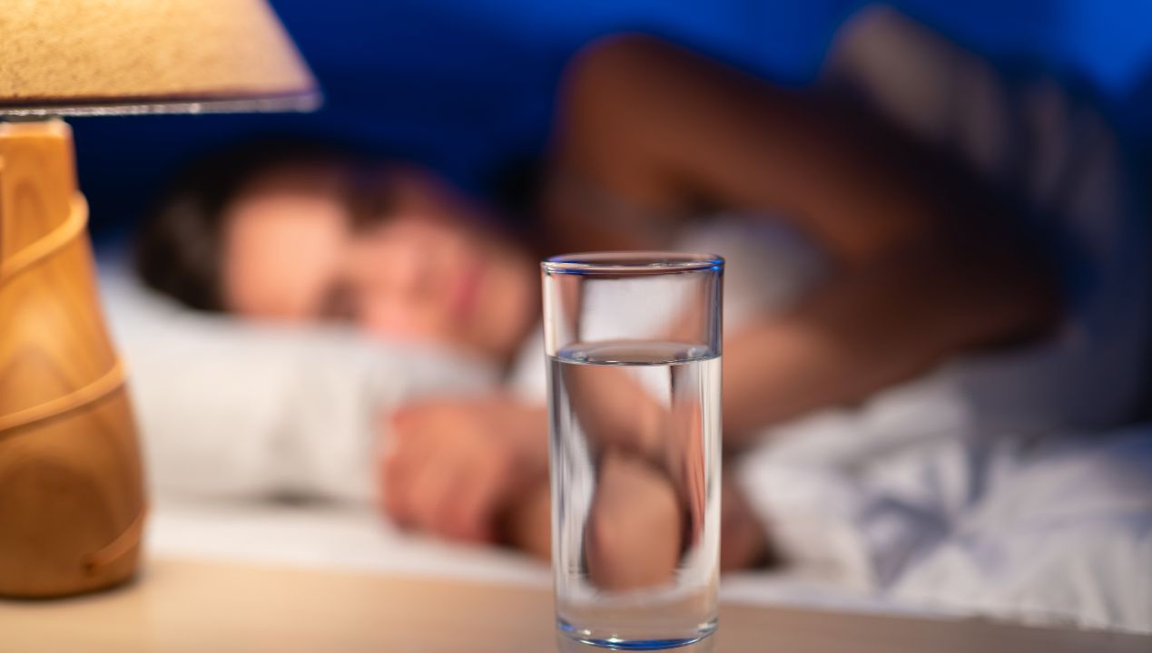 Oto dlaczego nie powinieneś nigdy zostawiać szklanki wody na szafce nocnej