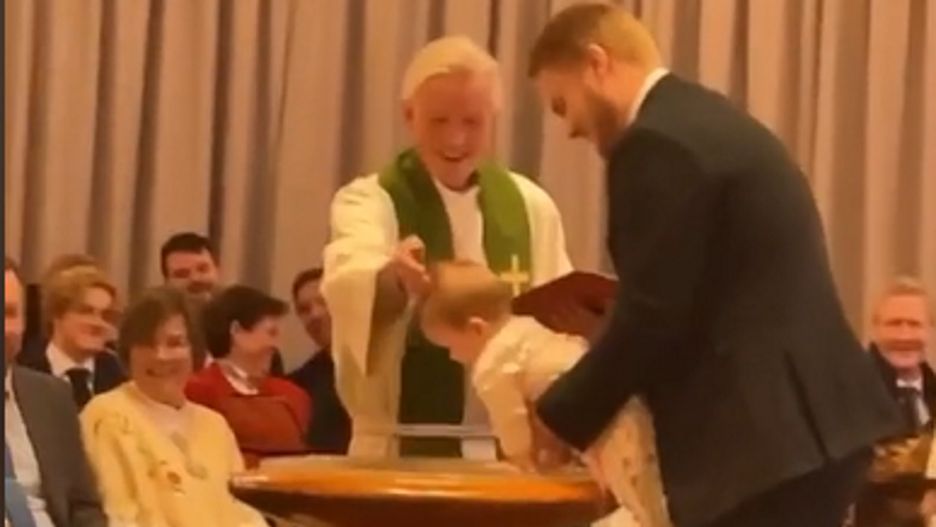 Duchowny nie mógł opanować reakcji. Dziecko zrobiło to podczas chrztu