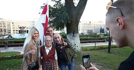 Białoruś. Ponad 200 osób zatrzymanych na marszu kobiet w Mińsku. Wśród nich 73-letnia ikona opozycji