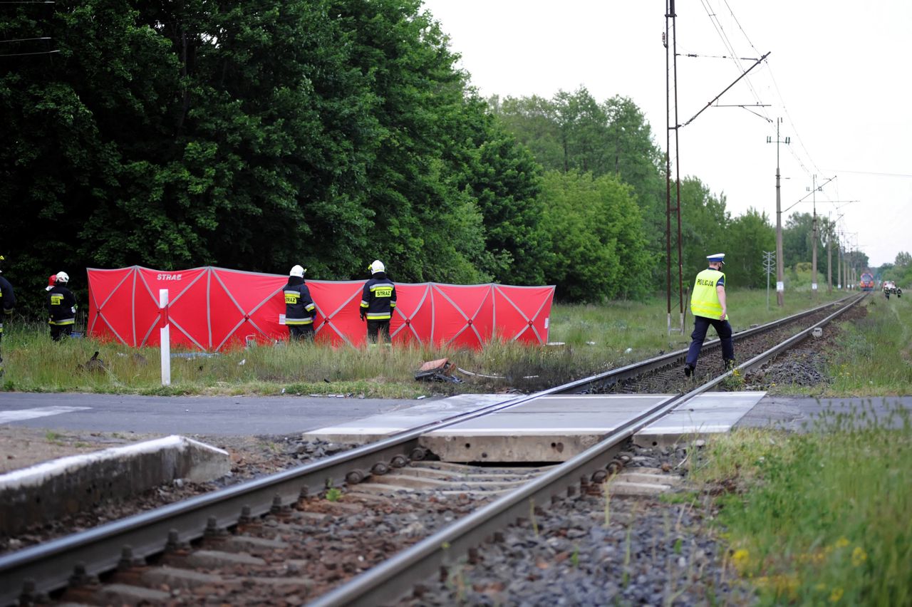 Strykowo. 20-latek wjechał fordem pod pociąg. Trwa akcja służb