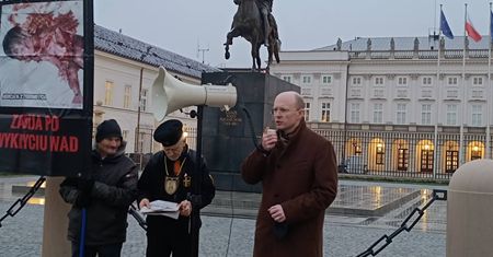 Modlą się za Andrzeja Dudę. "Zdradził pan katolicki naród polski"