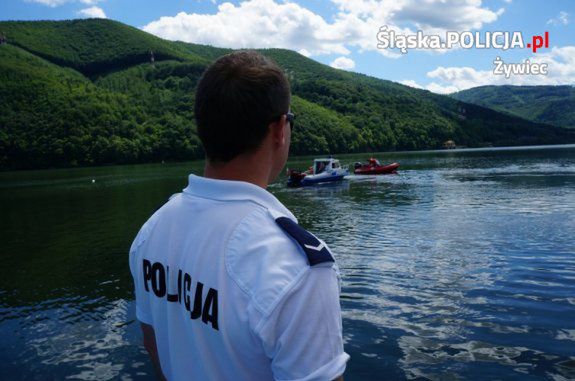 Śląskie. Policyjni motorowodniacy na Jeziorze Międzybrodzkim sześciokrotnie ukarali mandatami miłośników kąpieli, którzy korzystali z rowerów wodnych po użyciu alkoholu.