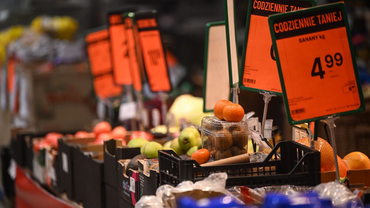 Daily Life In Krakow
KRAKOW, POLAND - DECEMBER 23:   
A stand displaying reduced prices for fruits and vegetables inside a local supermarket, on December 23, 2024 in Krakow, Poland. (Photo by Artur Widak/NurPhoto via Getty Images)
NurPhoto
christmas season, fruit-stand, grocery, food-section, bargain, food-items, food-promotion, market-stand, fruits, discount-items, consumer, traveling, fresh-produce, prices, item-placement, inflation, display, pricing-display, produce, item, fresh, stand, local, market, pricing, promotion, discount, affordable