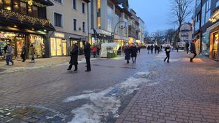Zakopane: O zimie na Krupówkach można zapomnieć. Wywieziono cały śnieg