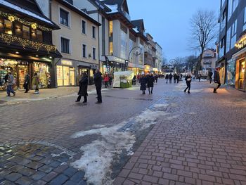 Zakopane: O zimie na Krupówkach można zapomnieć. Wywieziono cały śnieg