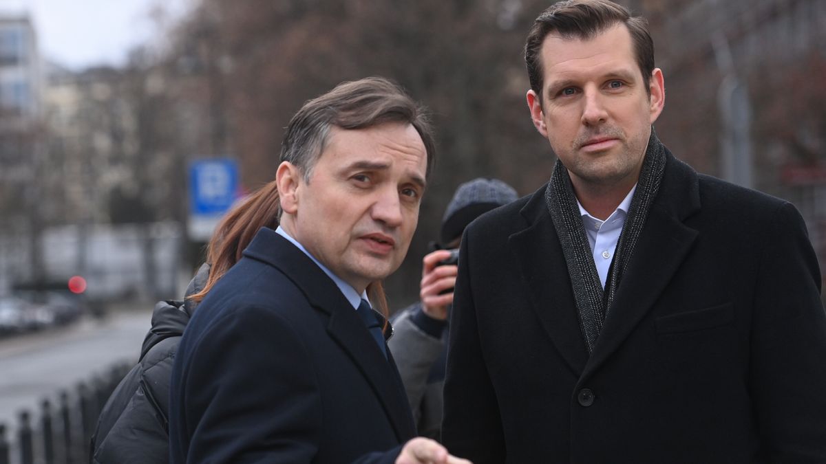 Warszawa, 02.02.2025. Posłowie Prawa i Sprawiedliwości: Zbigniew Ziobro (L) i Tobiasz Bocheński (P) po konferencji prasowej przed Pomnikiem Armii Krajowej i Polskiego Państwa Podziemnego w Warszawie, 2 bm. (ad) PAP/Piotr Nowak