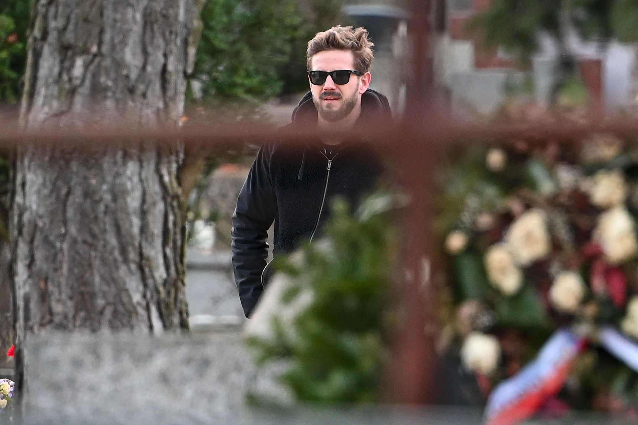 Antek Królikowski odwiedza grób ojca w towarzystwie paparazzi
