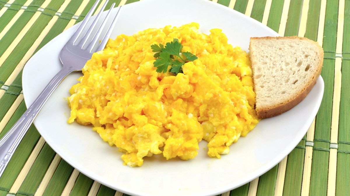 Przepis na jajecznicę z serkiem wiejskim