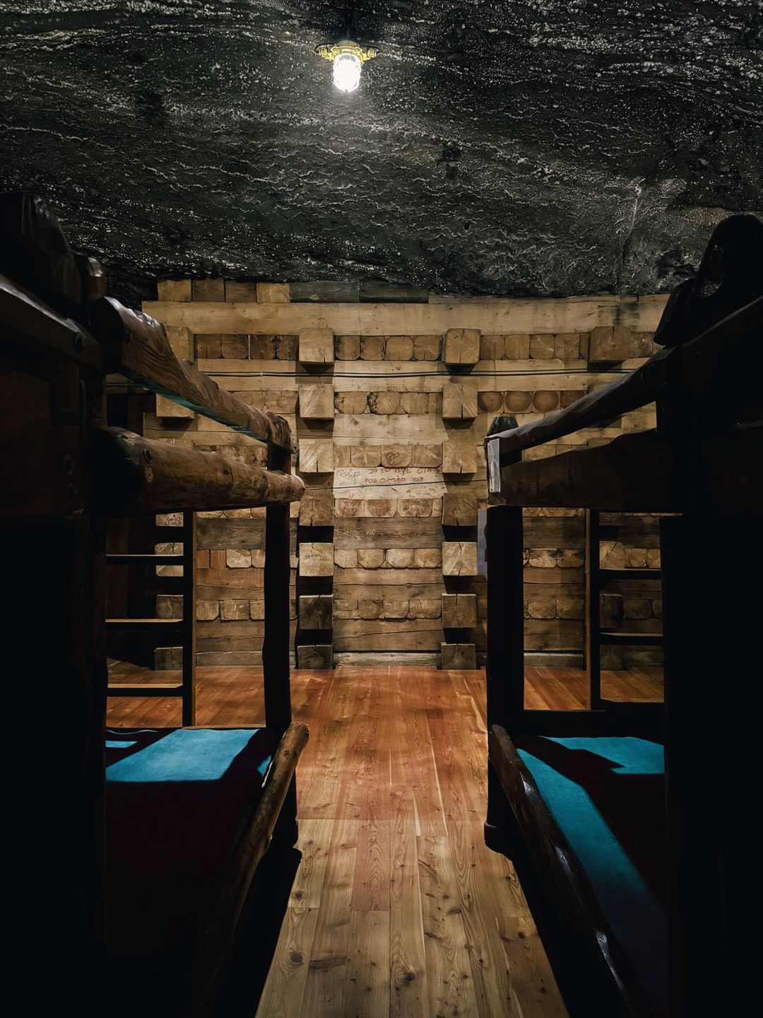 Śpi się na łóżkach piętrowych