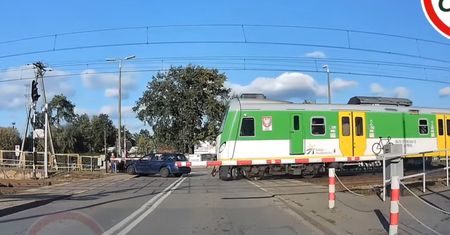 "Utknął" na przejeździe kolejowym. Mogło dojść do tragedii