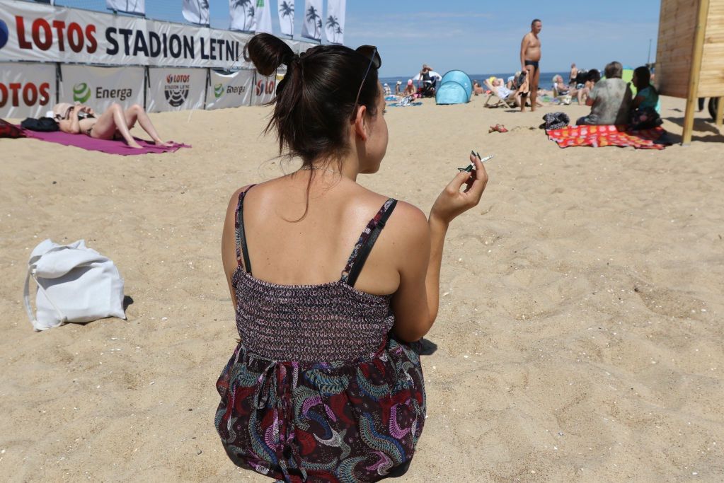 Palenie na plaży (zdjęcie ma charakter ilustracyjny)