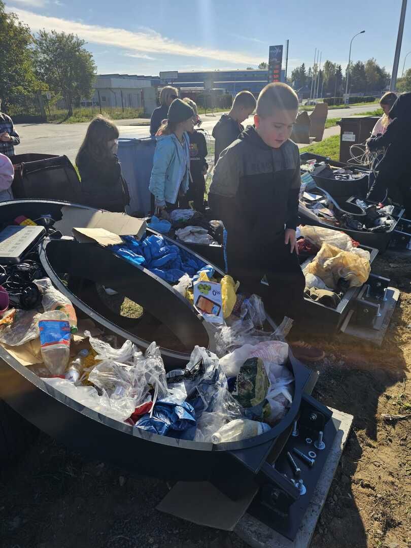 PSZOK w Ostrowcu Świętokrzyskim zyskał wyjątkową ozdobę w duchu recyklingu