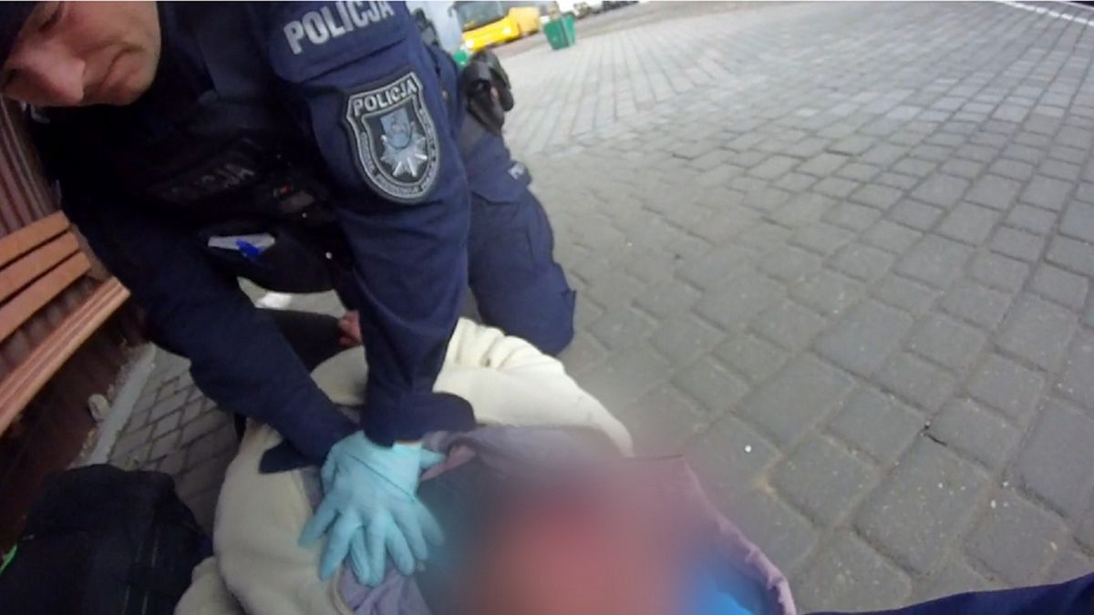 Losem kobiety zainteresował się wyłącznie patrol policji