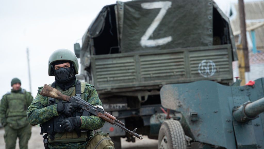 Separatysta z DRL z karabinem AK-47 Kałasznikowa