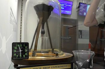 Najdłuższy eksperyment świata. Naukowcy czekają na kolejną kroplę