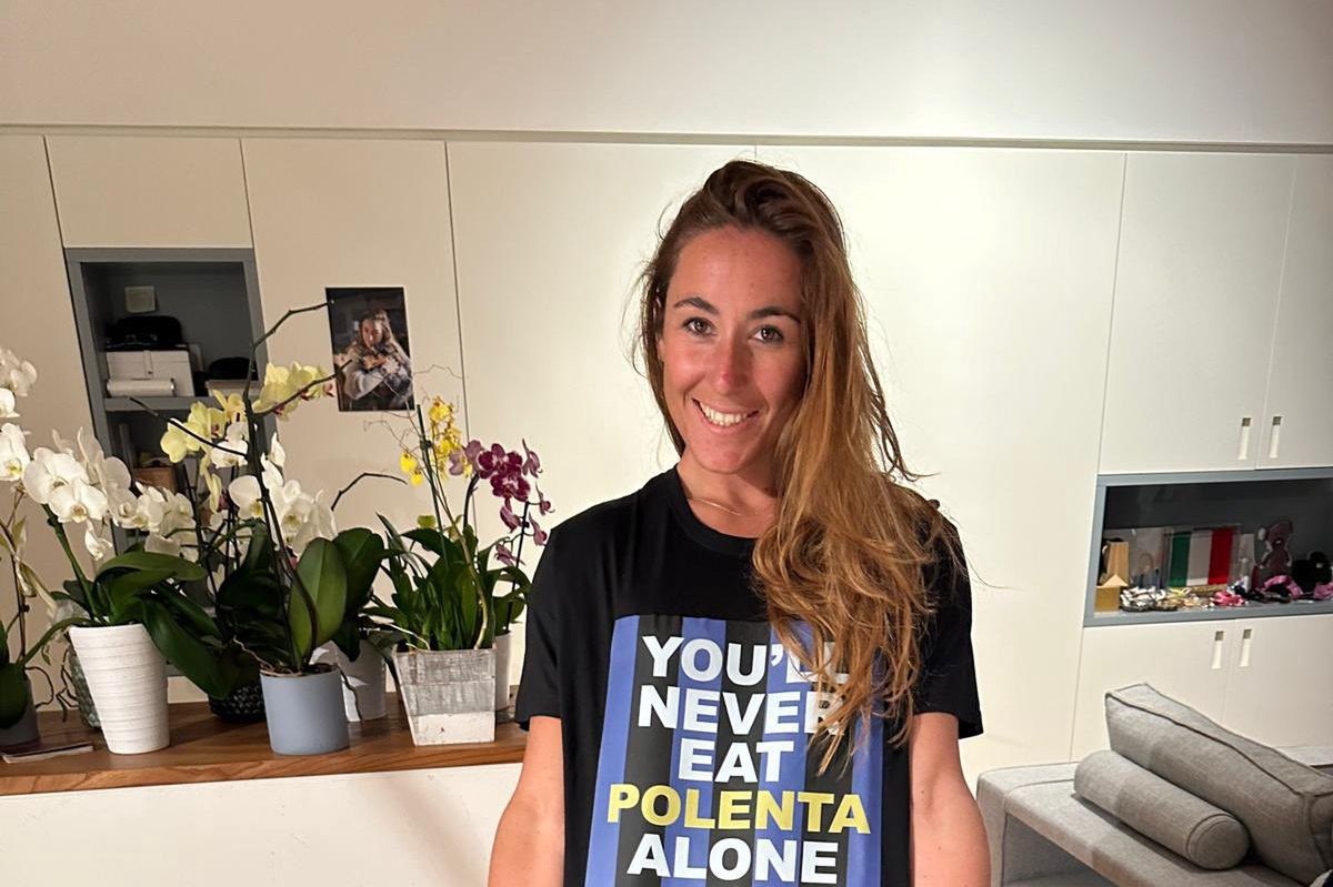 Sofia Goggia in a shirt in the colours of Atalanta BC