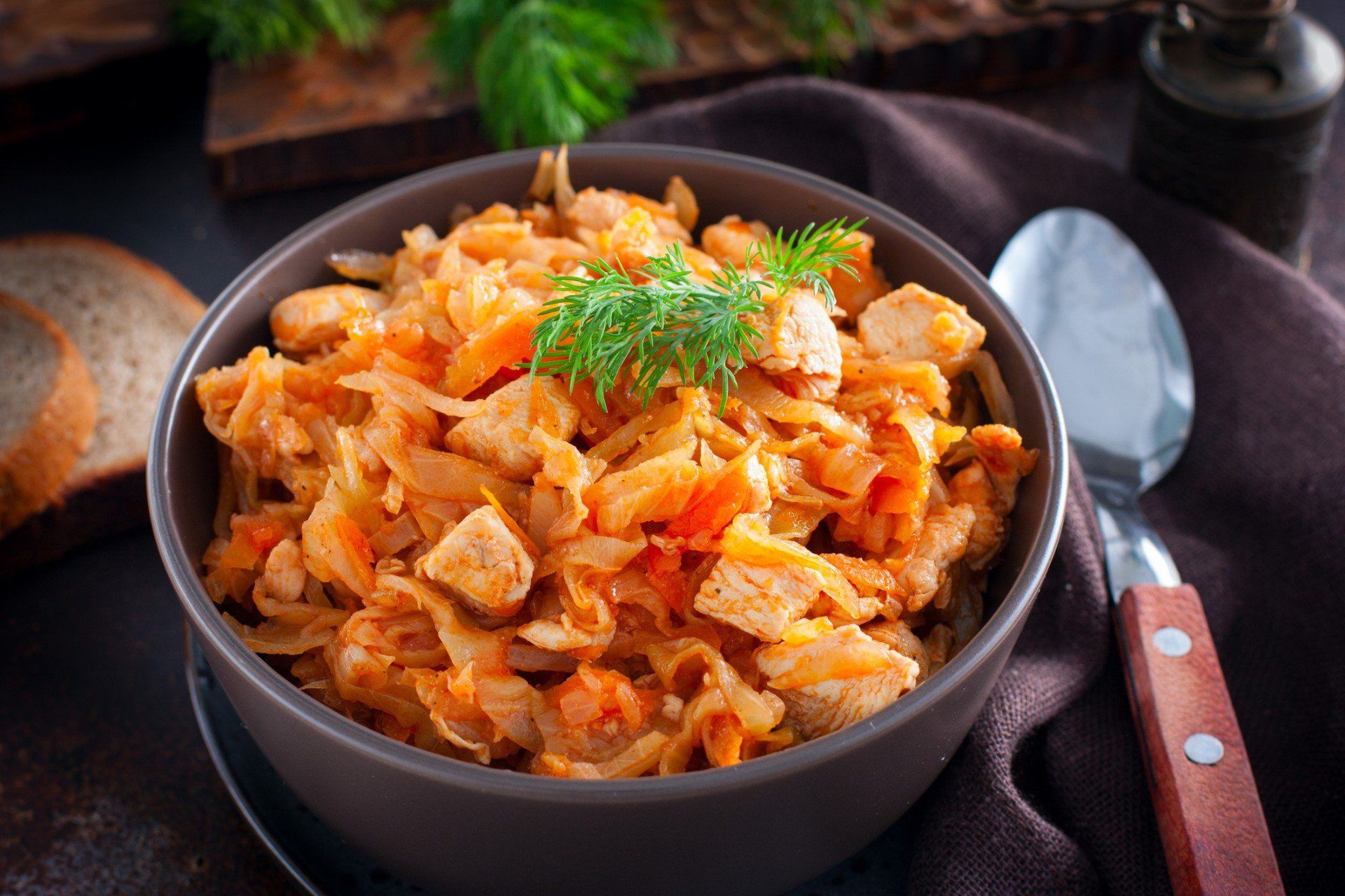 Bigos z kurczakiem i młodą kapustą