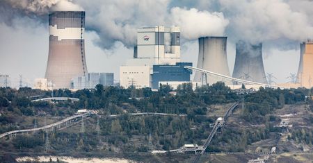 Chaos wokół atomu. Ekspert: zależy im, żeby Polska ugrzęzła