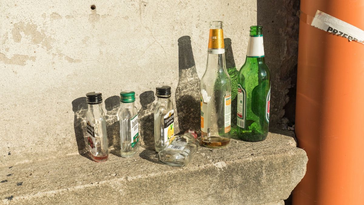 Stock Arkadiusz Zió?ek
fot: Arkadiusz Ziolek/ East News.  n/z Puste butelki po alkoholu, tzw. malpki zostawione na murku.
ARKADIUSZ ZIOLEK