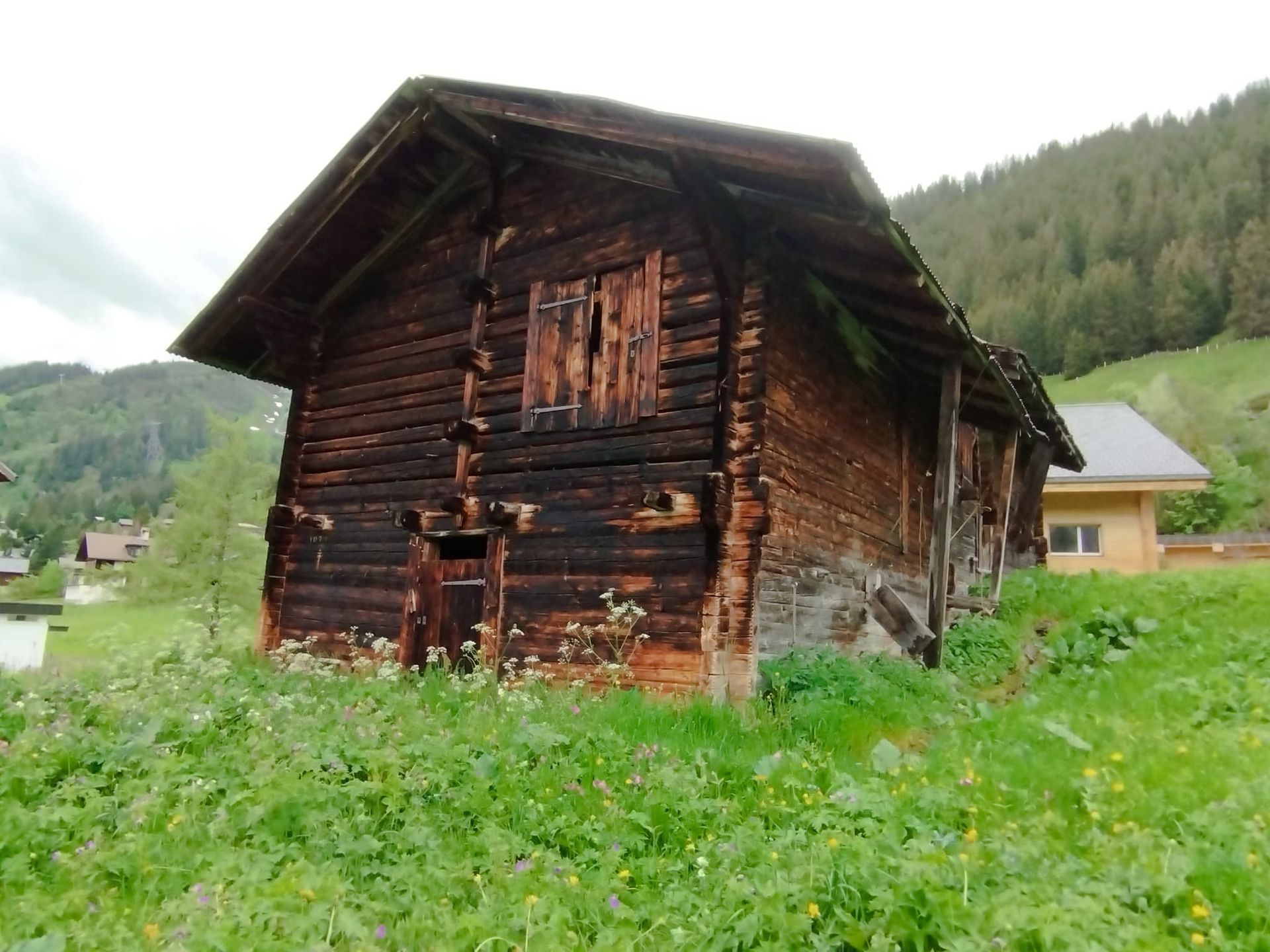 Drewniane domy rozrzucone na zboczach gór urzekają swoim stylem 