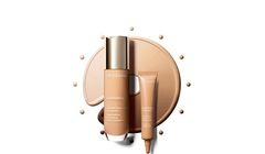 Clarins reklamuje nową linię kosmetyków do twarzy