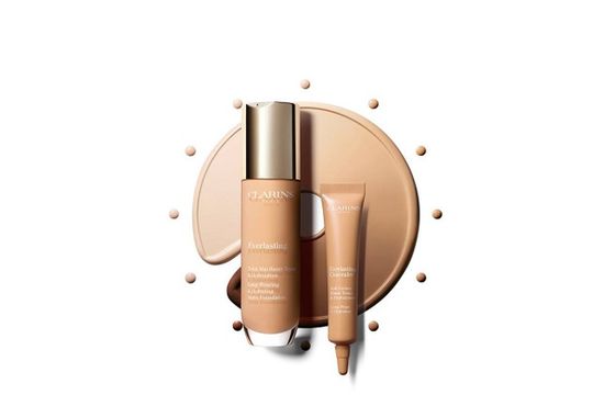 Clarins reklamuje nową linię kosmetyków do twarzy