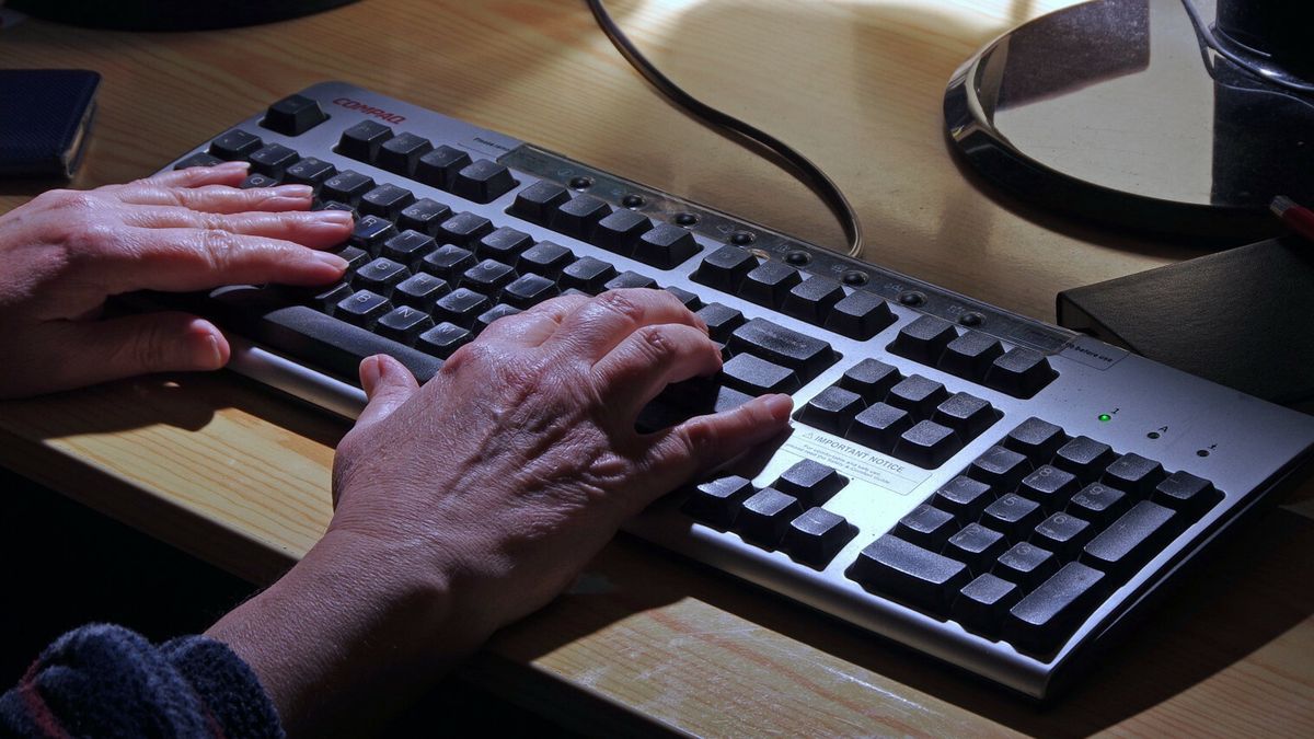 Stock MaBaPHOTO: ZOFIA I MAREK BAZAK / EAST NEWS   N/Z Dlonie na klawiaturze komputera, cyberprzestepczoscZOFIA BAZAK