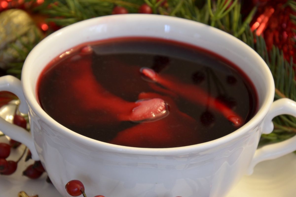 Suszone owoce świetnie podkręcają smak wigilijnego barszczu