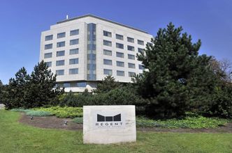 Polski Holdng Hotelowy przejmuje hotel Regent. Prezes mówi o "fake newsach"