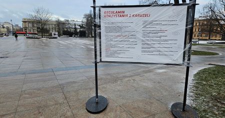 Po karuzeli świątecznej na Placu Litewskim została tylko tablica z regulaminem. Co się stało?