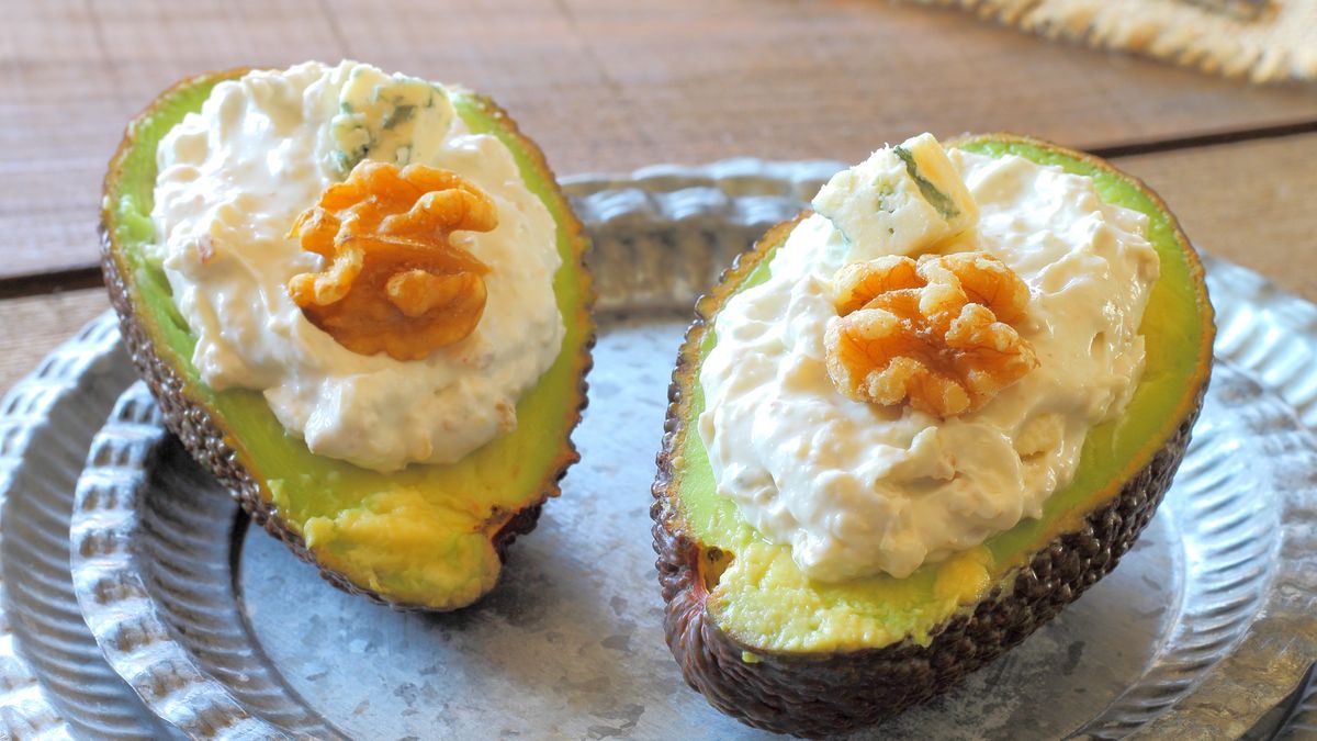 Awokado faszerowane twarożkiem z tofu robi wrażenie