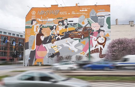 Dostawczy VW Caddy reklamowany muralem w Poznaniu