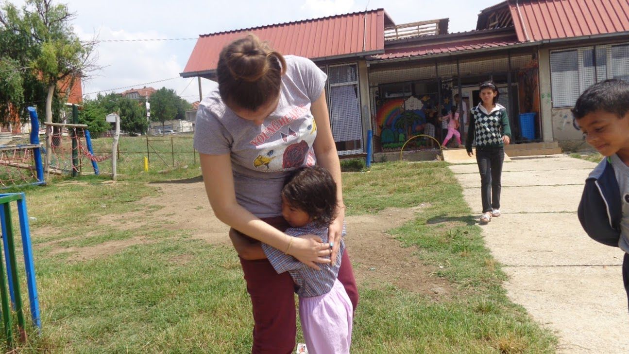 Dzieciństwo ich omija. A tak bardzo potrzebują opieki i i bliskości
