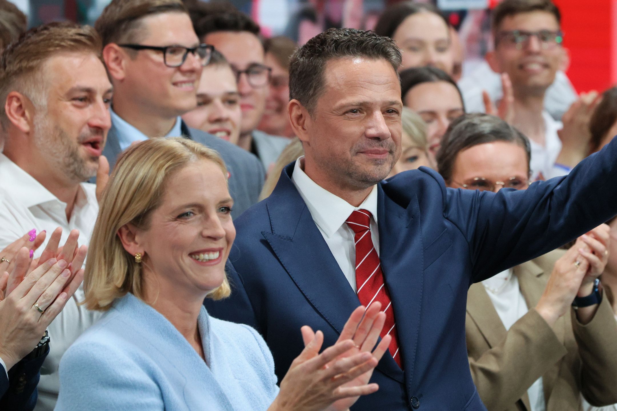 Warszawa, 01.06.2025. Wybory prezydenta RP - II tura. Kandydat KO w wyborach prezydenckich, prezydent Warszawy Rafał Trzaskowski (C) z żoną Małgorzatą (L) w sztabie wyborczym w Warszawie, 1 bm. Zakończyło się głosowanie w II turze wyborów prezydenta RP. (aldg) PAP/Paweł Supernak