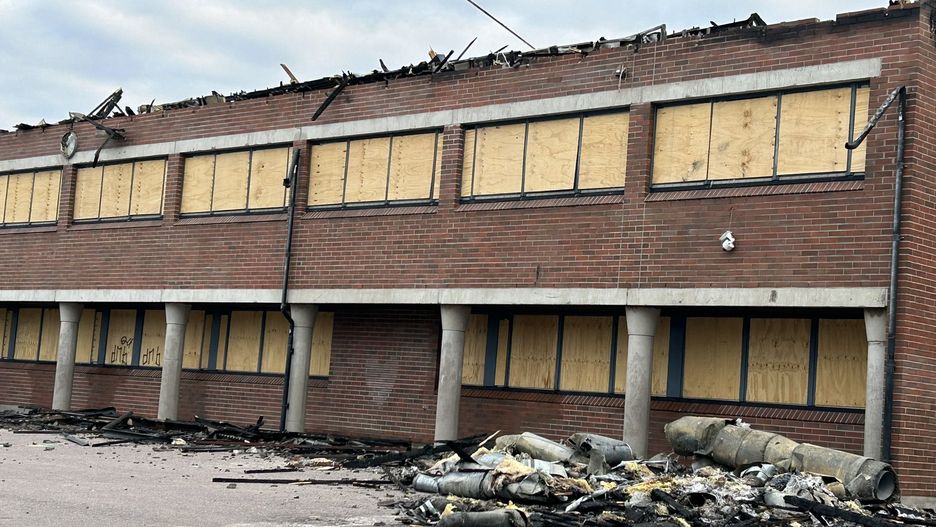 Podpalony został między innymi budynek szkoły podstawowej. W sprawie zatrzymanych zostało dwóch 15-latków