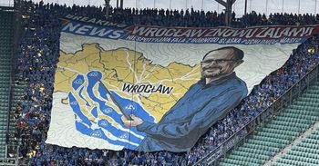 "Wrocław znowu zalany". Kibice Ruchu Chorzów przesadzili z oprawą?
