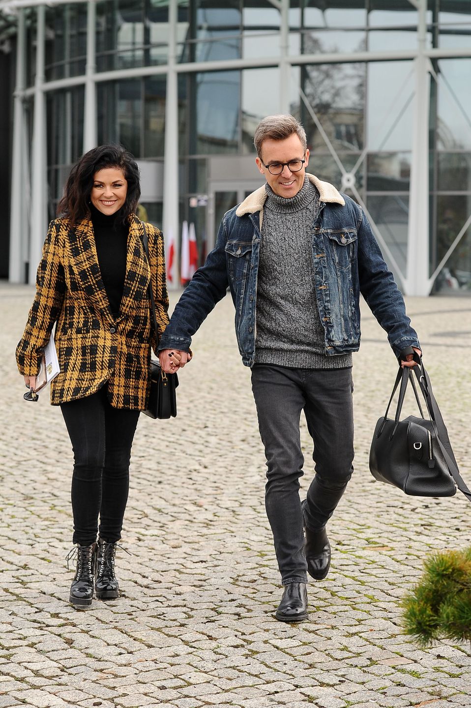Katarzyna Cichopek i Maciej Kurzajewski opuszczają studio "PnŚ, trzymając się za ręce
