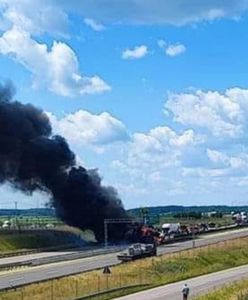 Kłęby dymu na ekspresówce. W akcji pogotowie, policja i straż