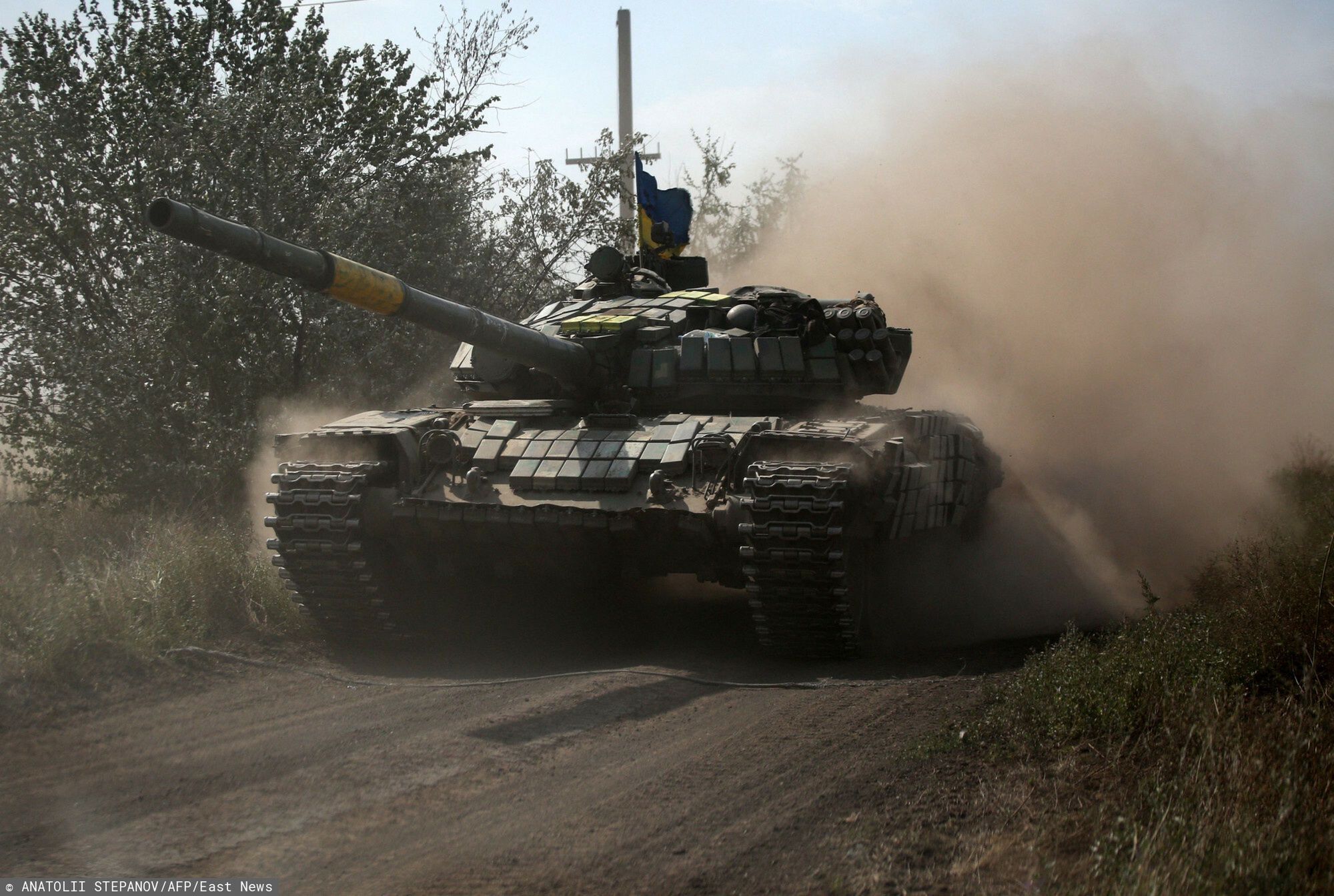 Ukraina - arch
TOPSHOT - A Ukrainian tank rolls down a road at a position along the front line in the Donetsk region on August 15, 2022, amid Russia's invasion of Ukraine. (Photo by Anatolii Stepanov / AFP)
ANATOLII STEPANOV