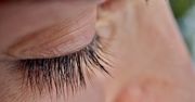 Nałóż na rzęsy wazelinę zamiast tuszu. Kobiety kochają ten efekt