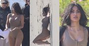 Smagana wiatrem Kim Kardashian eksponuje podrasowane kształty na plaży, reklamując swoje kostiumy (ZDJĘCIA)