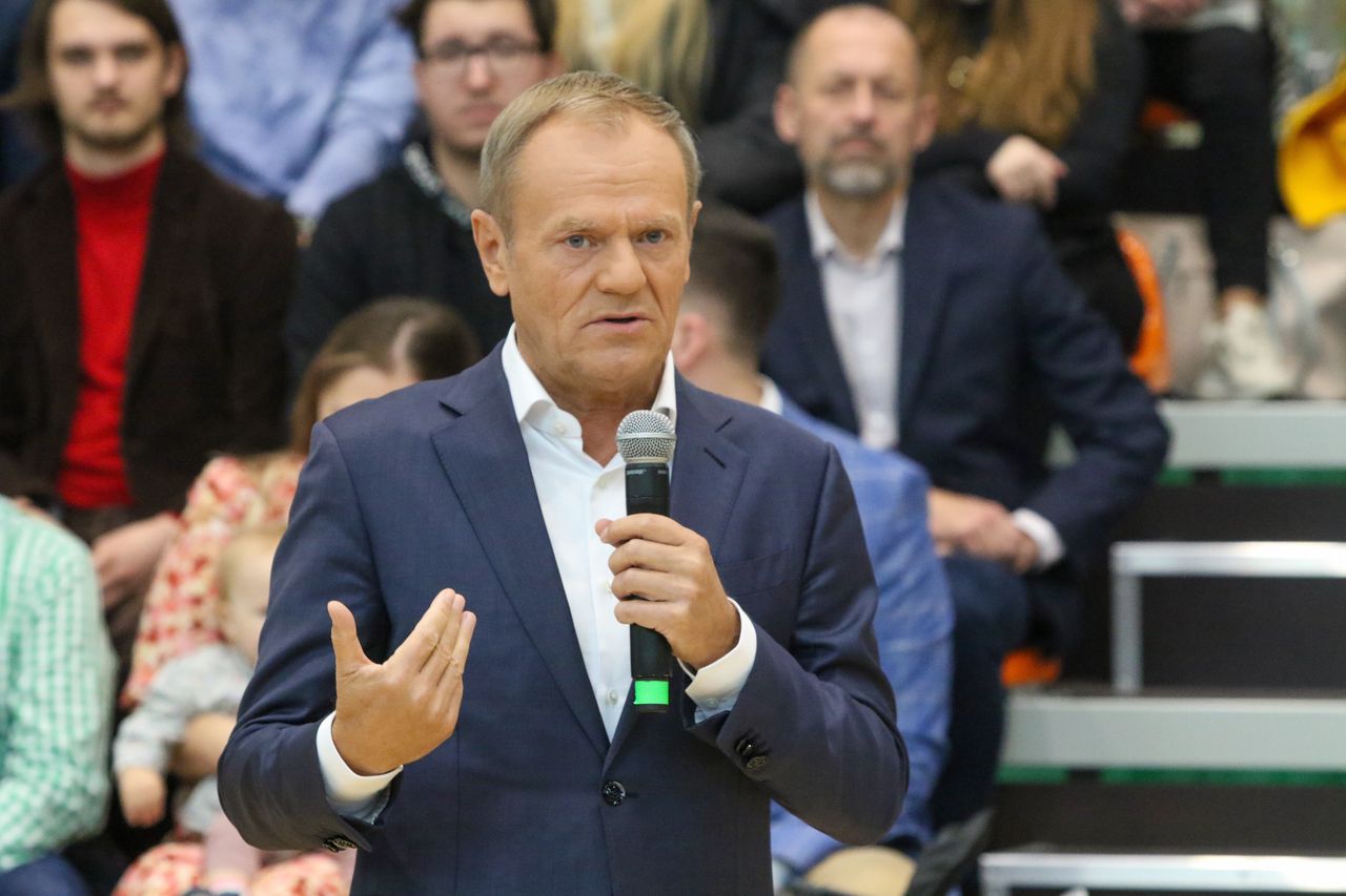 Donald Tusk w ogniu trudnych pytań. Spięcie na spotkaniu w Piasecznie