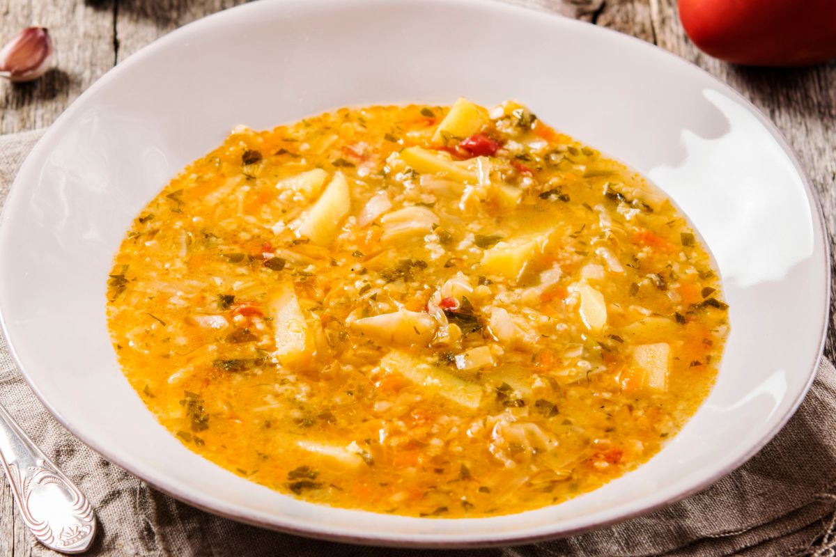 Kapuśniak z dodatkiem pożywnej kaszy jęczmiennej