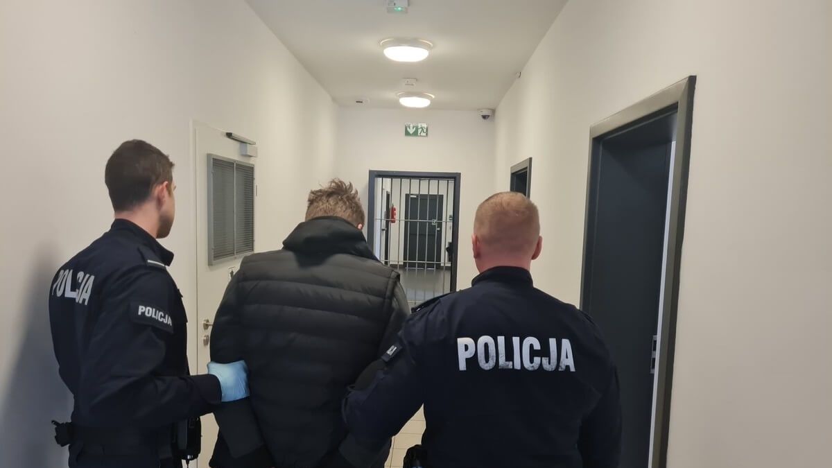 Mężczyzna z kosą straszył na poseji