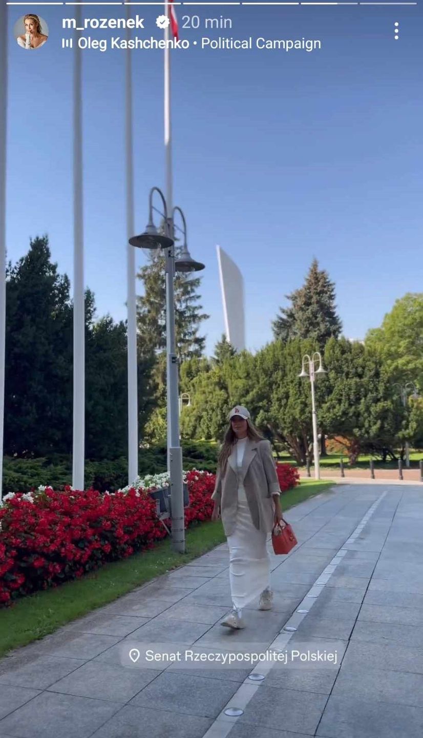 Małgorzata Rozenek przed siedzibą Senatu