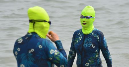 Zdjęcia z chińskich plaż obiegły sieć. Nowa moda dotrze nad Bałtyk?