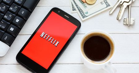 #KrzyweZwierciadło: Netflix dostosowuje ofertę do polskiego rynku. Będzie płacił widzom za oglądanie seriali