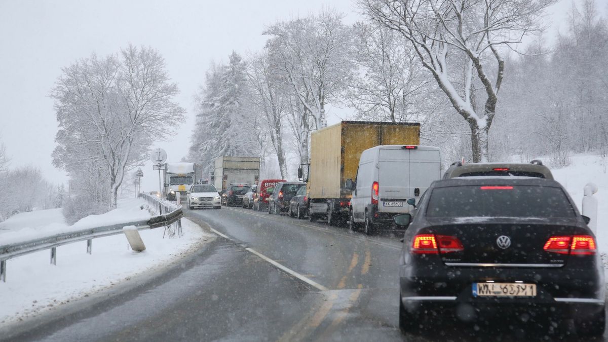 Zima wr�ci?a - spad? ?nieg
19.01.2023 Malopolska  Droga krajowa nr 7, Zakopianka.  Obfite opady sniegu powoduja duze korki.
fot. Mateusz Kotowicz/REPORTER
Mateusz Kotowicz/REPORTER