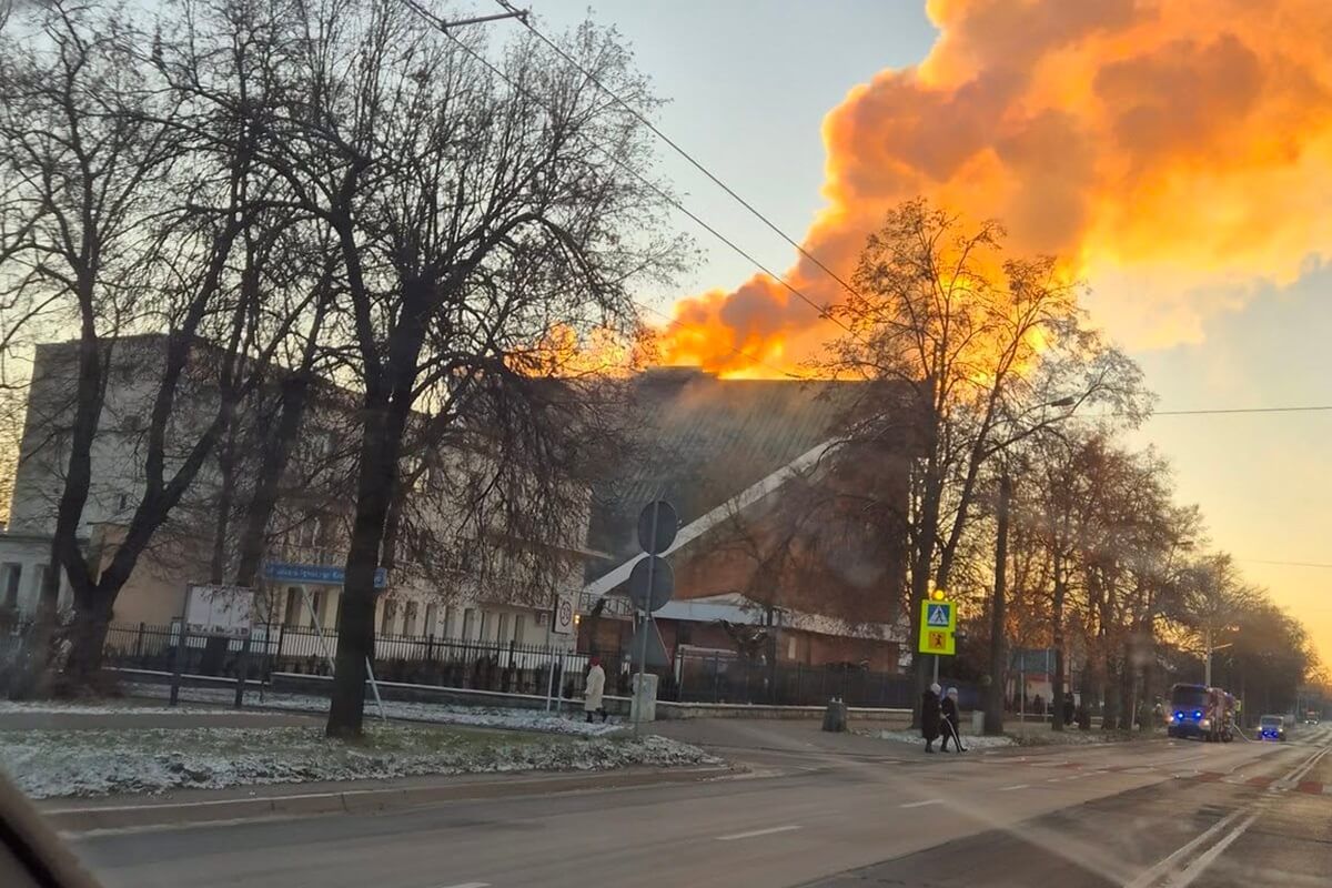 Pożar kościoła przy ul. Kunickiego. Na miejscu coraz więcej strażaków, ulica całkowicie zablokowana. Autobusy skierowane na objazdy