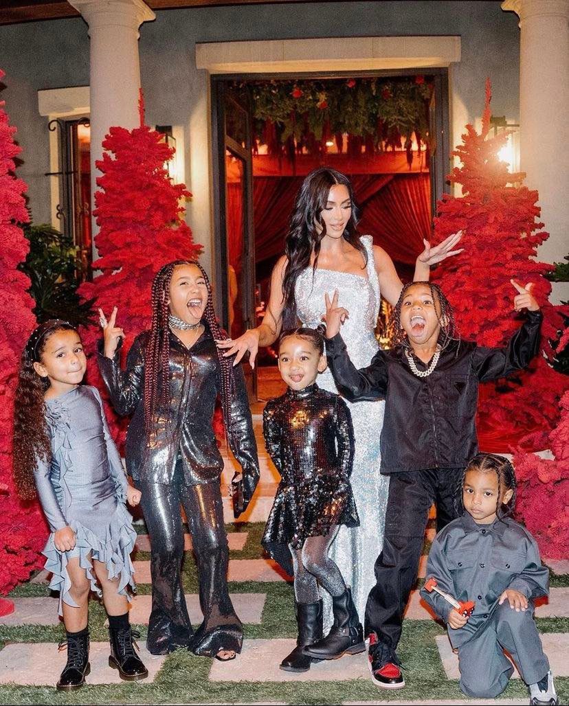 Kim Kardashian oskarżona o majstrowanie przy świątecznych fotkach